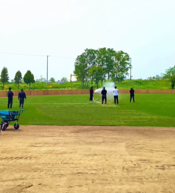 「待望の一面グリーンの絨毯が完成しました！」斎藤佑樹  スタジアム完成へ向け1歩前進！