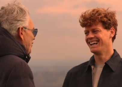 奇跡のテノール歌手アンドレア・ボチェッリが〇〇と異色すぎる共演で新曲を公開！