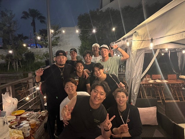 DeNA・戸柱が前半戦の応援に感謝！ナインとの仲良しショットとともに後半戦に向けてメッセージ