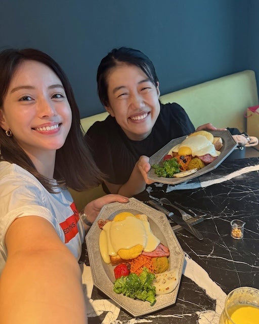 滝沢カレンがあの人気芸人との仲睦まじい2ショットを公開 大好物を堪能し「ほんとうに幸せ」