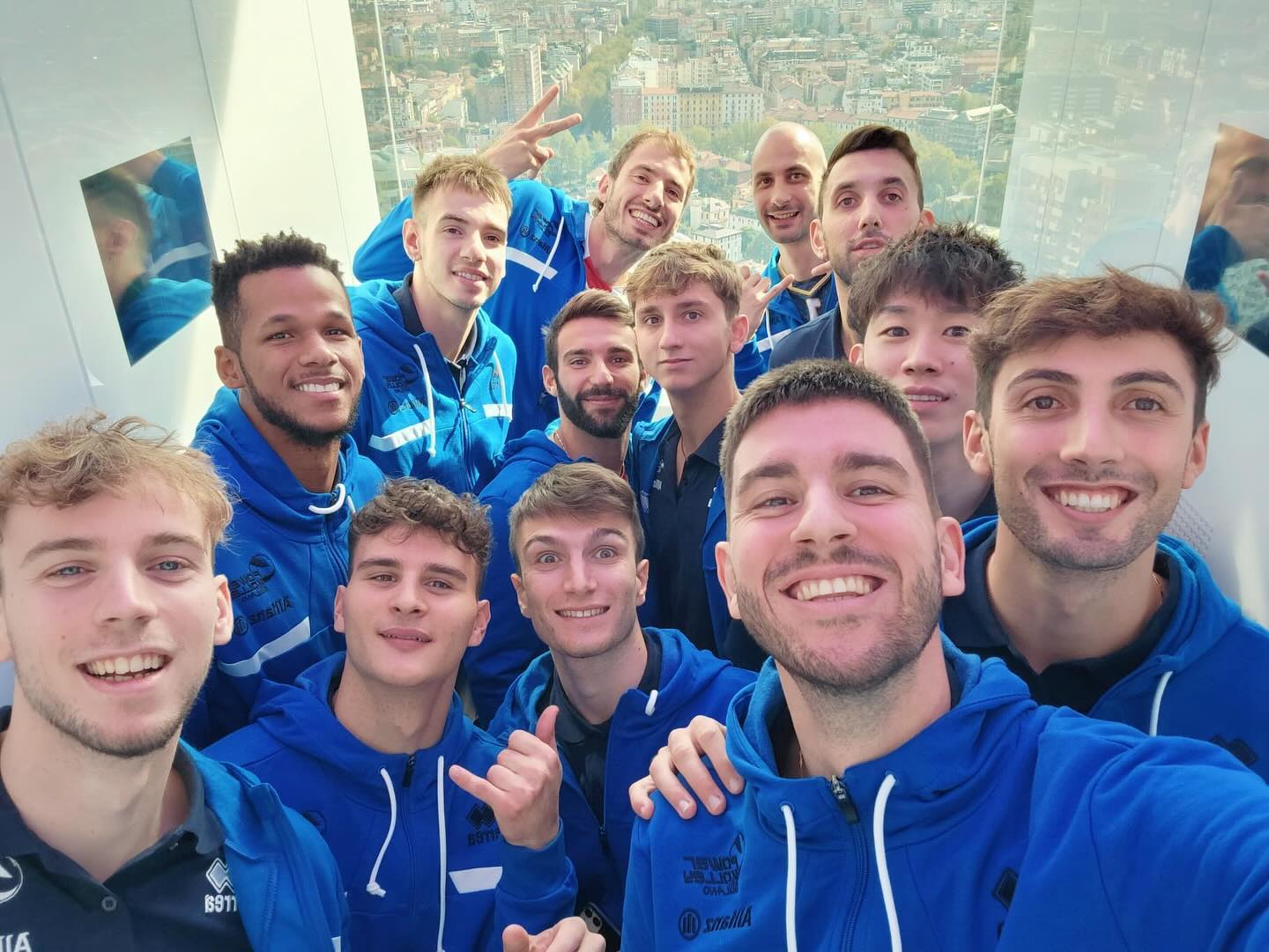 石川祐希、チームメイトとのショット公開📸「ひょこって顔出してるの可愛すぎる」