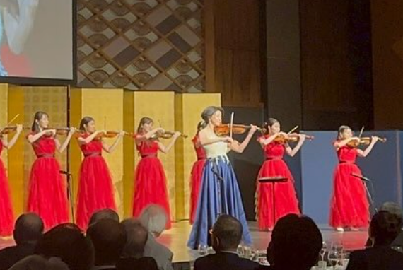 高嶋ちさ子率いる「12人のヴァイオリニスト」、“人生最後の10分”演奏と笑顔