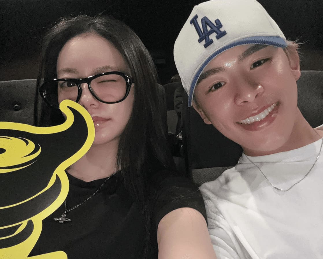 「久々の映画館デート」人気カップルYouTuber、4DXに大興奮