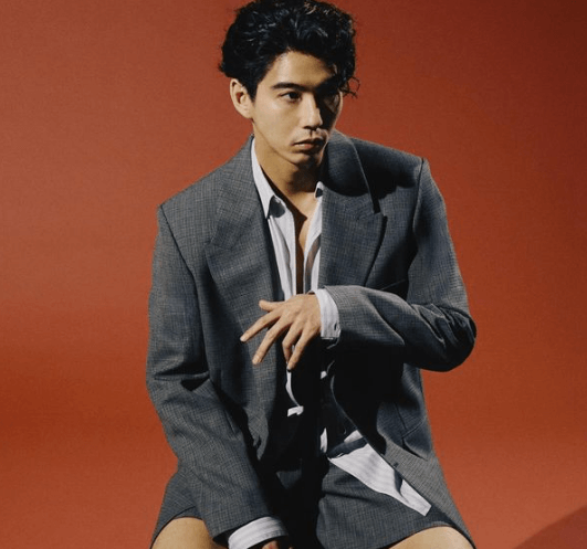 賀来賢人が奇抜なオシャレコーデを披露「だいすきなスタイル」