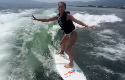 「えーすごい！めちゃくちゃ上手い」美女インフルエンサー、華麗なるウェイクサーフィン・ムービーを披露！ファン拍手喝采