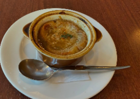 クロちゃんの朝食が話題に！「オニオングラタンスープ、ロイホやん！」