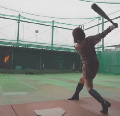 「これは場外行った」野球美女子、パワフルスイングにファン拍手喝采！バッセンムービーにファン白熱「ダイヤモンド一周しないと笑」