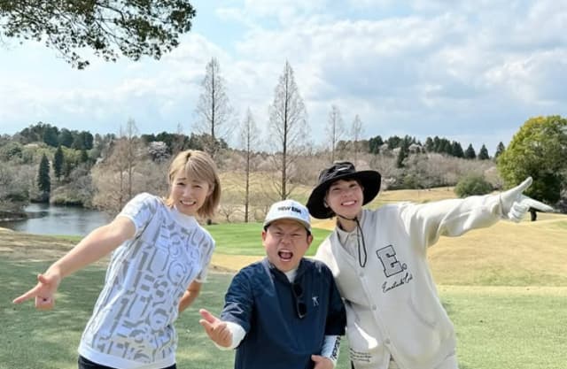 元バレーボール選手・狩野舞子が人気芸人とともにゴルフを満喫⁉“あのポーズ”で記念撮影