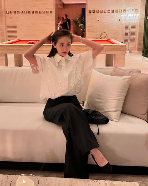 堀田茜「あっという間にクリスマスに年末…」ローマのオシャレなお部屋で