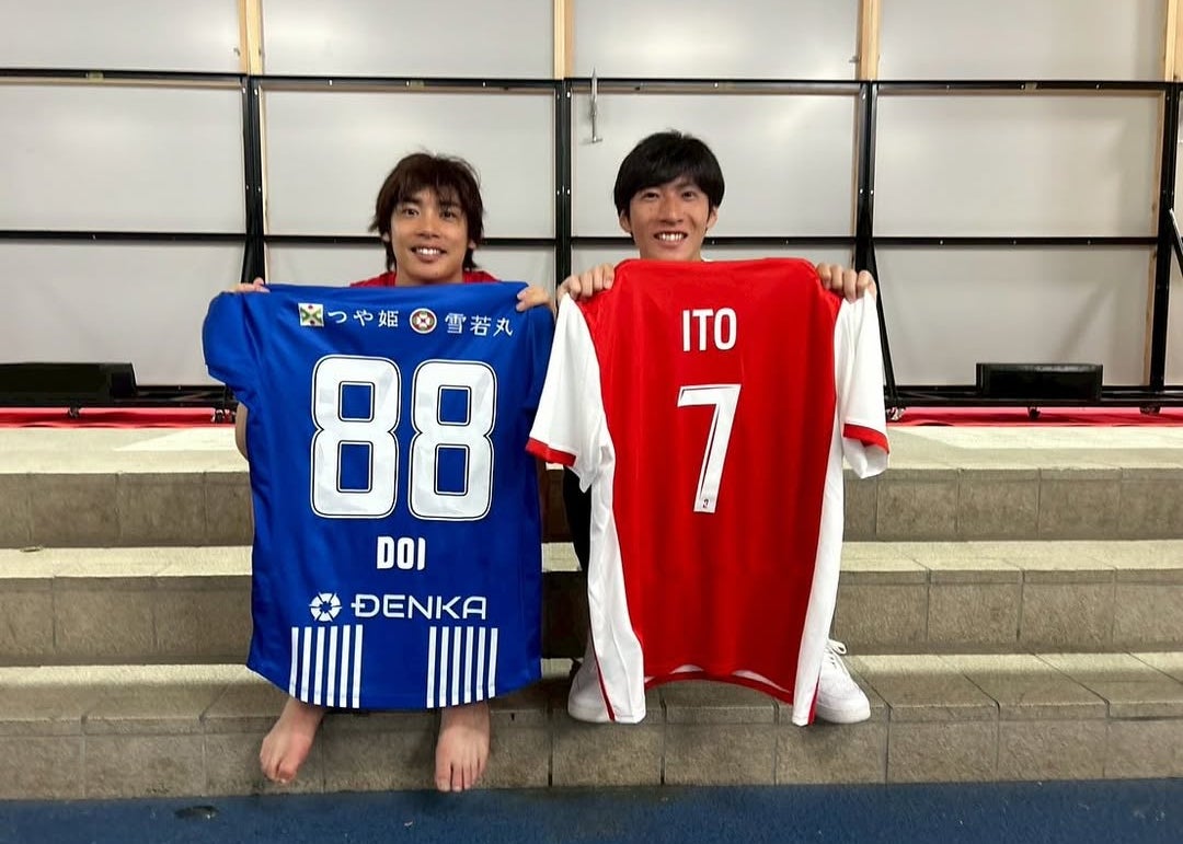 伊東純也、試合後に旧友とユニ交換　キャプテン同士での再会に反響