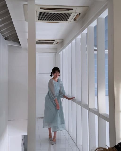 元AKB48・吉川七瀬アナ、“見返り美人”なカレンダーオフショットを公開！