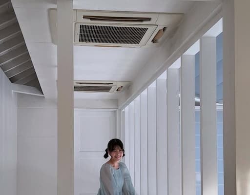 元AKB48・吉川七瀬アナ、“見返り美人”なカレンダーオフショットを公開！