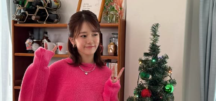 川口葵、ツリーと背比べで「勝った！」宣言！クリスマスムード全開の投稿に大反響！！
