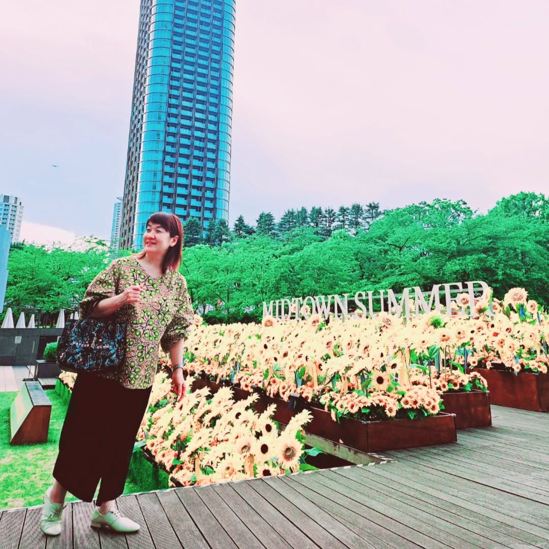 谷亮子がエネルギッシュに咲き誇るひまわりの花を楽しむ！