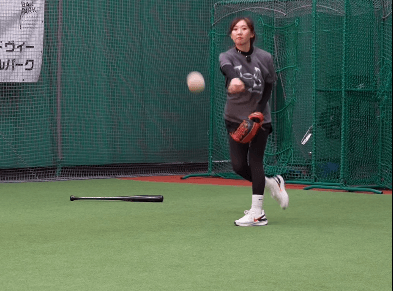 「あなたはこの球を振れますか？」元ビール売り子の野球美女、風切る”ウインドミル投法”でファンに挑戦状！「勇気を先にくれー」