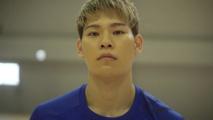 「より高く」西田有志が新作シューズとともにスーパージャンプを披露❗️🏐