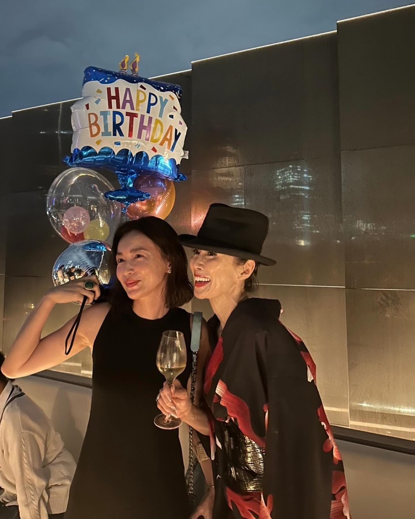 46歳人気女優、誕生日に友人から豪華サプライズ！