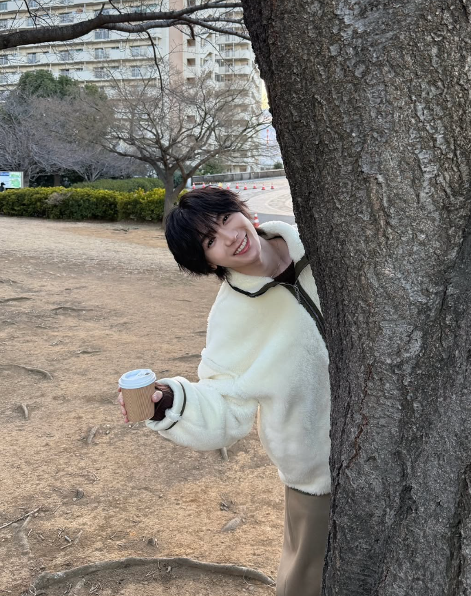 TravisJapan・七五三掛龍也、コーヒー片手のオフショットを公開