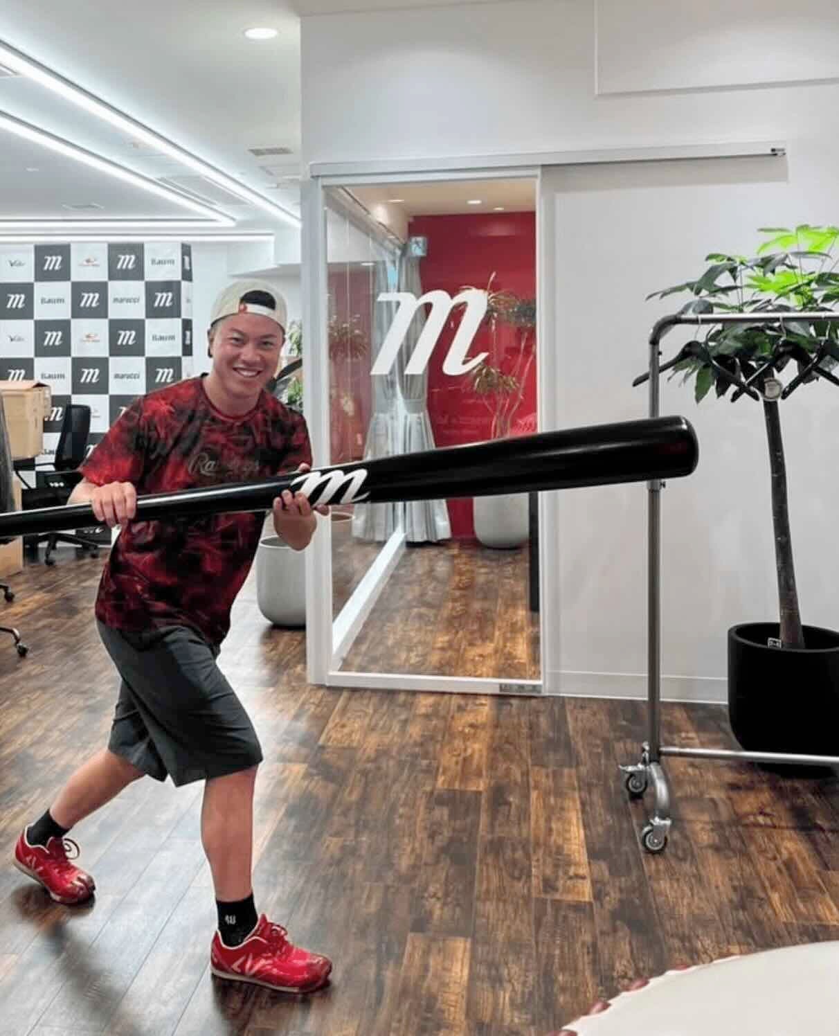 「祝自分」楽天・渡邊が巨大バットで自分の誕生日を祝う！？