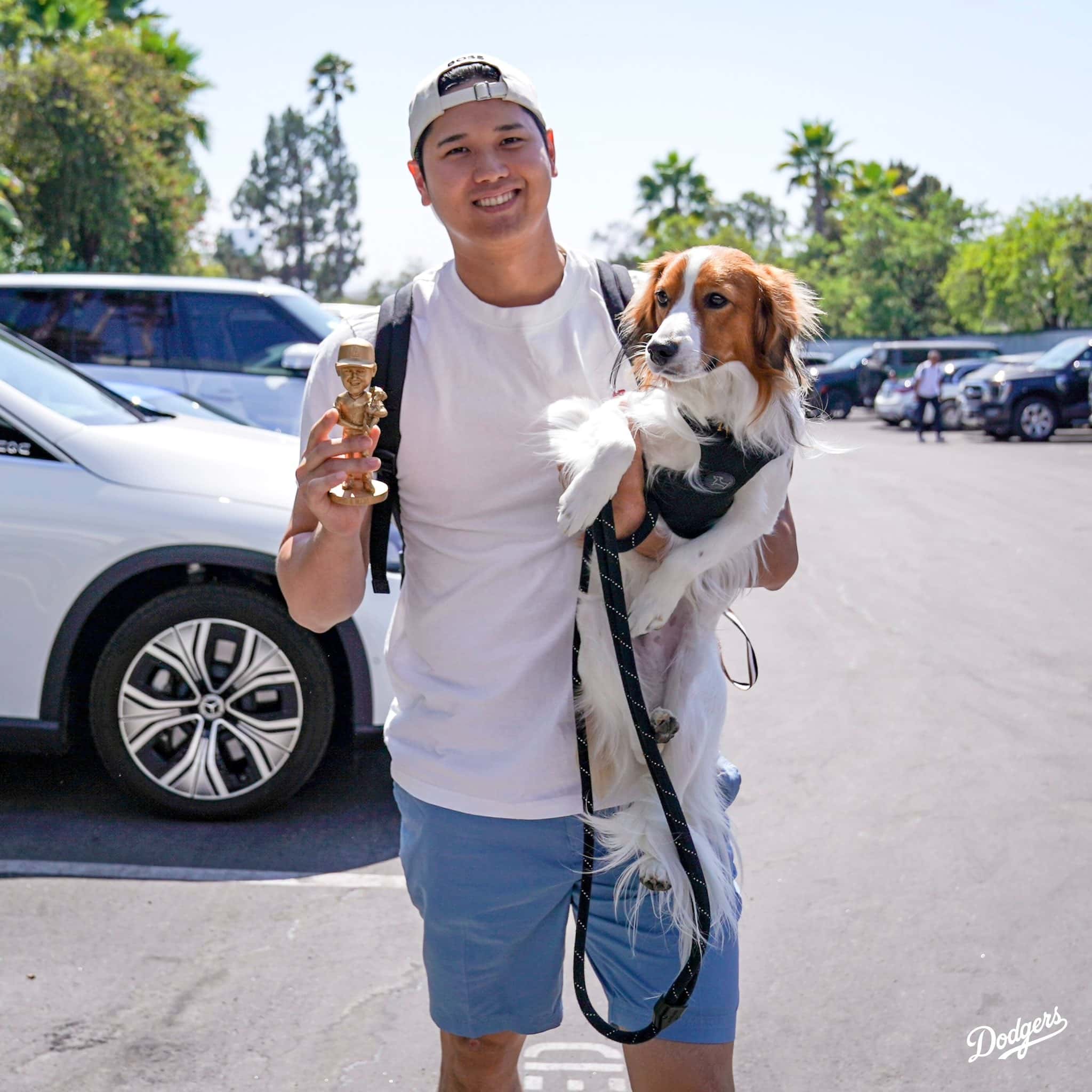 大谷翔平&デコピンが仲良く球場入り！金のボブルヘッドを手に笑顔みせる