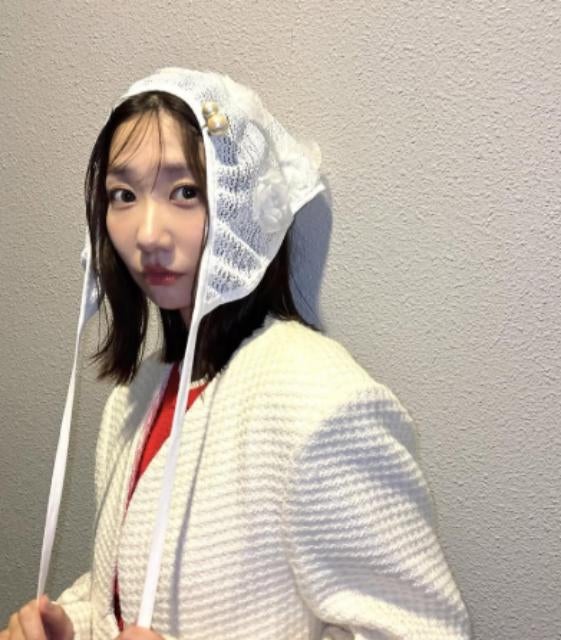 柏木由紀、薔薇のアーチをくぐるランウェイで魅了！赤と白の衣装で福山に華を添える