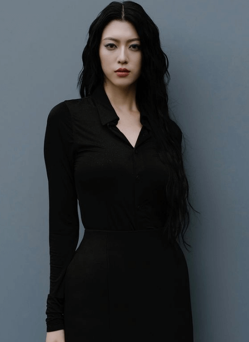 三吉彩花「バレンシアガ25コレクション」でフランスへ 美麗セレブリティルックに注目度が爆増