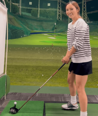 「お願いしますがかわいすぎ」野球美女子、ゴルフに挑戦！豪快スイングにファン・ガッツポーズ「凄い音やな」