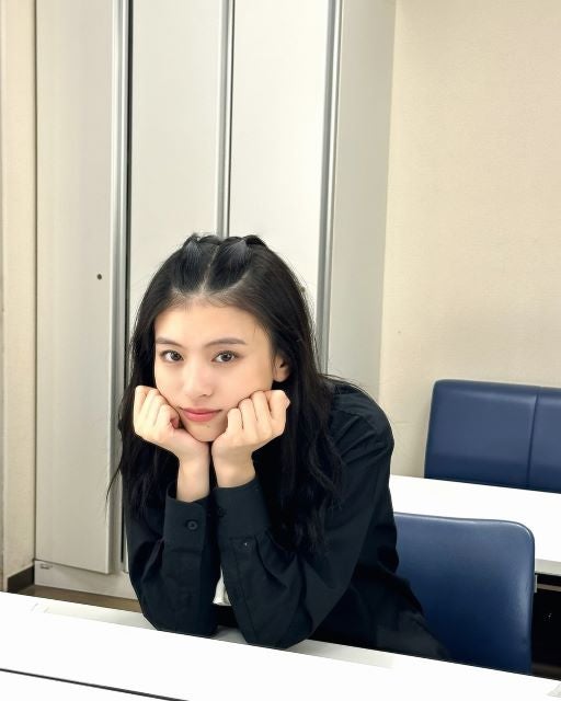 出口夏希 黒シャツ白ネクタイの一枚にファン「びゅーてぃー骨子」