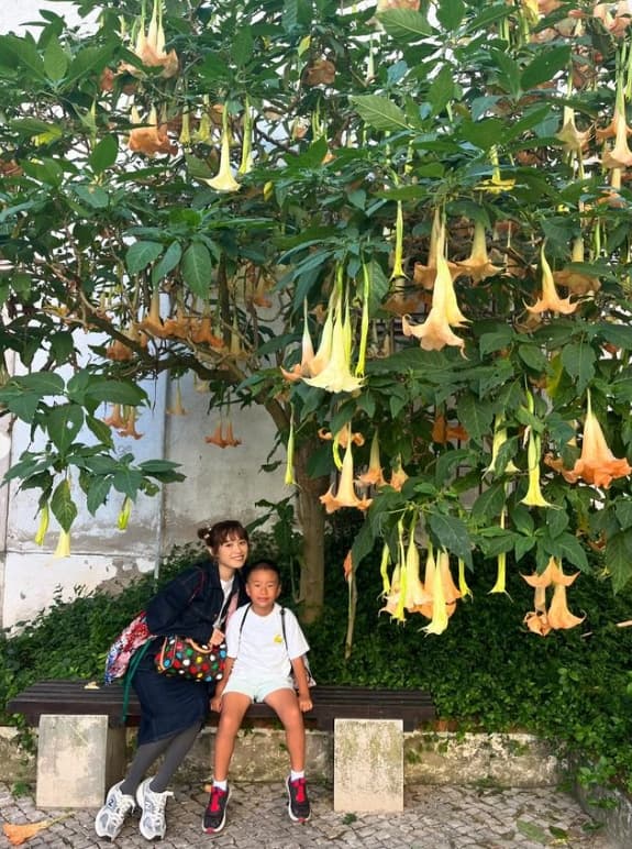 元アイドル〇〇が、友人とのショットを公開！リスボンで特別な時間