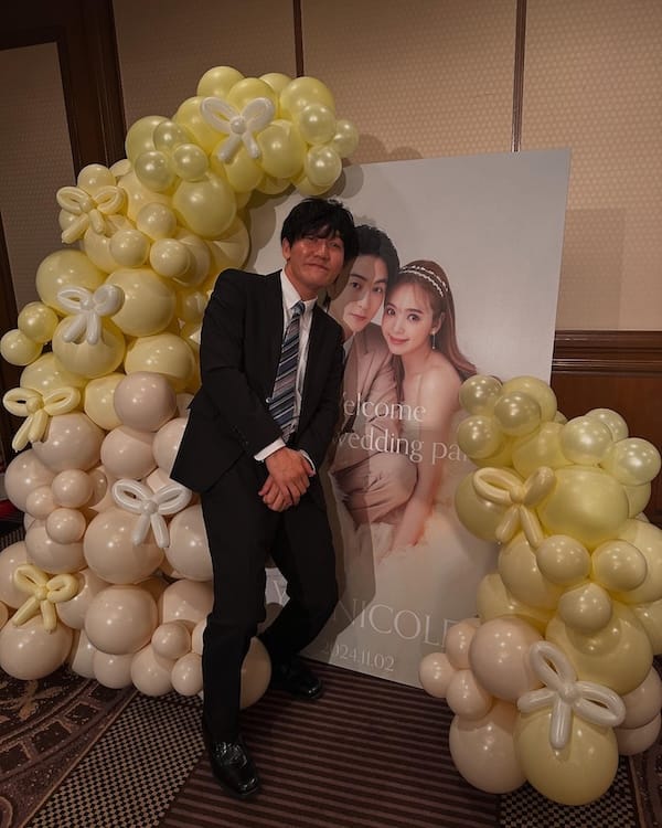 タイムマシーン3号の山本が大人気モデルの結婚式に参列！緊張気味なワンショットを公開