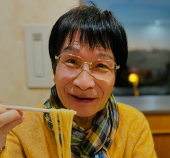 尾木ママ、秋田名物「恵那庭うどん」と機内食を満喫！今夜は『ラジオ深夜便』生出演