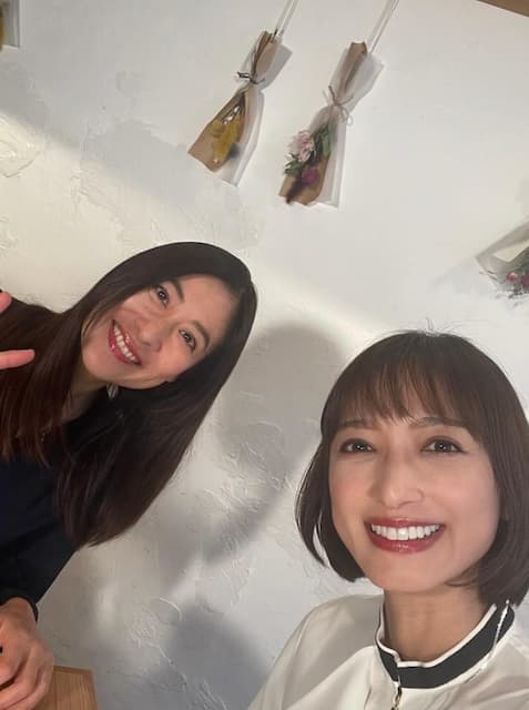 フリーアナウンサー・望月理恵、元セントフォースの後輩とのオフショット公開！