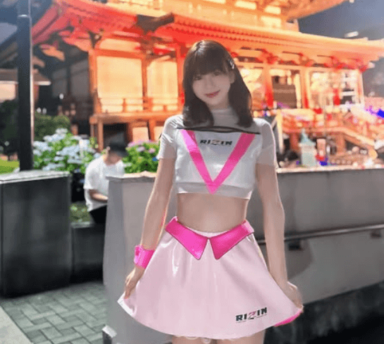 「胸が熱くなります！」人気ラウンドガール、パワースポットで魅せた”ピンク・プリンセスショット”にファンノックアウト！