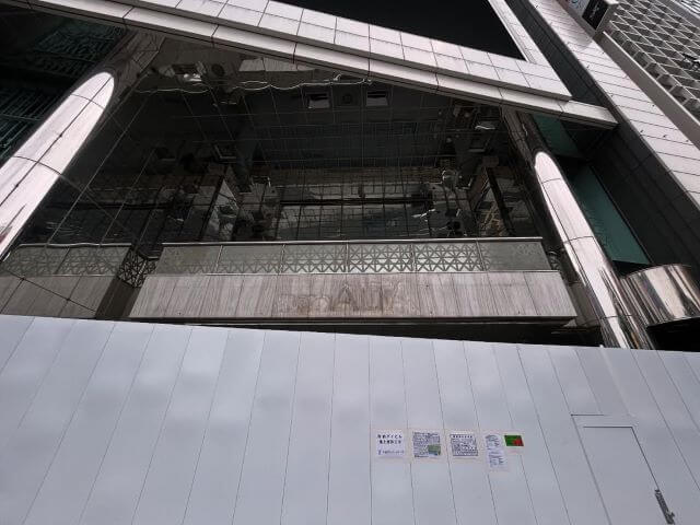 ビビる大木、新宿ALTAの“今”に思いを馳せる。時代を彩った待ち合わせの聖地、解体へ