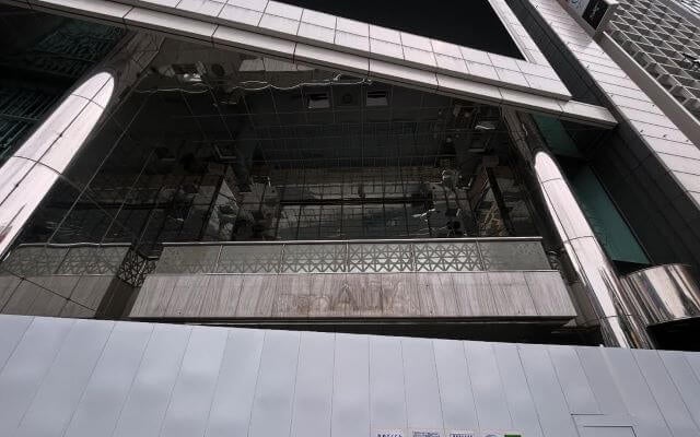 ビビる大木、新宿ALTAの“今”に思いを馳せる。時代を彩った待ち合わせの聖地、解体へ