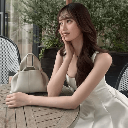 「本当に美しいですね」人気モデル、映えすぎスポットで魅せた美ショットにファン惚れ惚れ「マリリンモンローかと思いました」