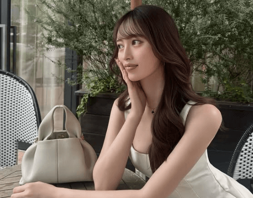 「本当に美しいですね」人気モデル、映えすぎスポットで魅せた美ショットにファン惚れ惚れ「マリリンモンローかと思いました」