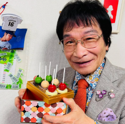 尾木ママ、カラフルなバレンタインチョコに笑顔！「可愛い！美味しい！」