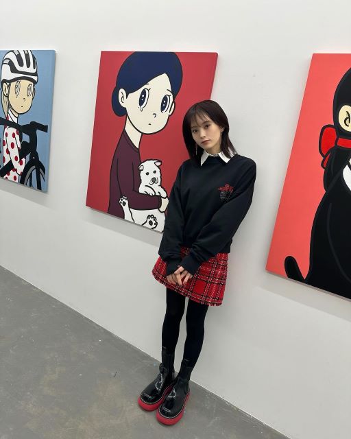 芸術の秋の山本彩は何してる？可愛いすぎるチェックミニスカで◯◯鑑賞！