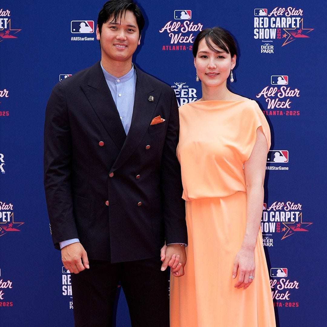大谷翔平が真美子夫人と手をつなぎレッドカーペットに登場！”オレンジコーデ”の美男美女に大歓声が起こる！