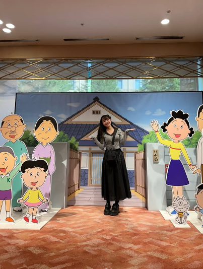 スタイル抜群！高崎かなみ、サザエさんの舞台を観劇し、磯野家の前でパシャリ！