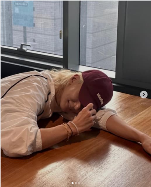 SEVENTEENジョンハン　椅子に座ってリラックス