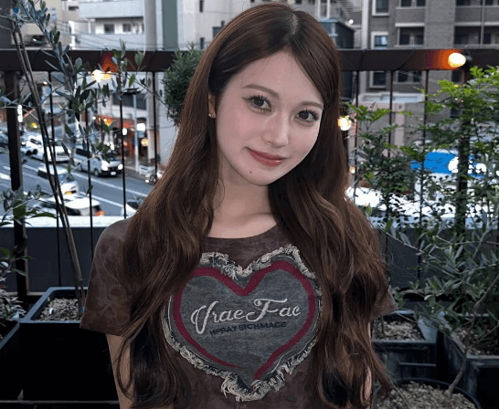 元チアダンサーの美女モデル、福岡カフェで魅せた”アサイー・ショット”を公開！ファン注目の眼差し