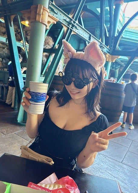 「うかれすぎー」人気コスプレイヤーがグッズ身に着けディズニー満喫ショットを公開！楽しそうな姿に反響