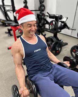 「メリークリスマッスル！」なかやまきんに君がサンタ帽を被って筋トレ🎅