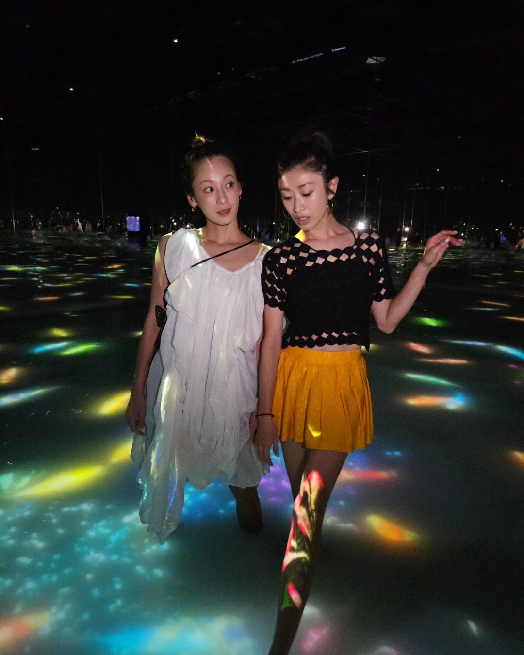 「本当に綺麗」山田優、足を大胆に見せるミニスカで親友と鏡張りアート堪能