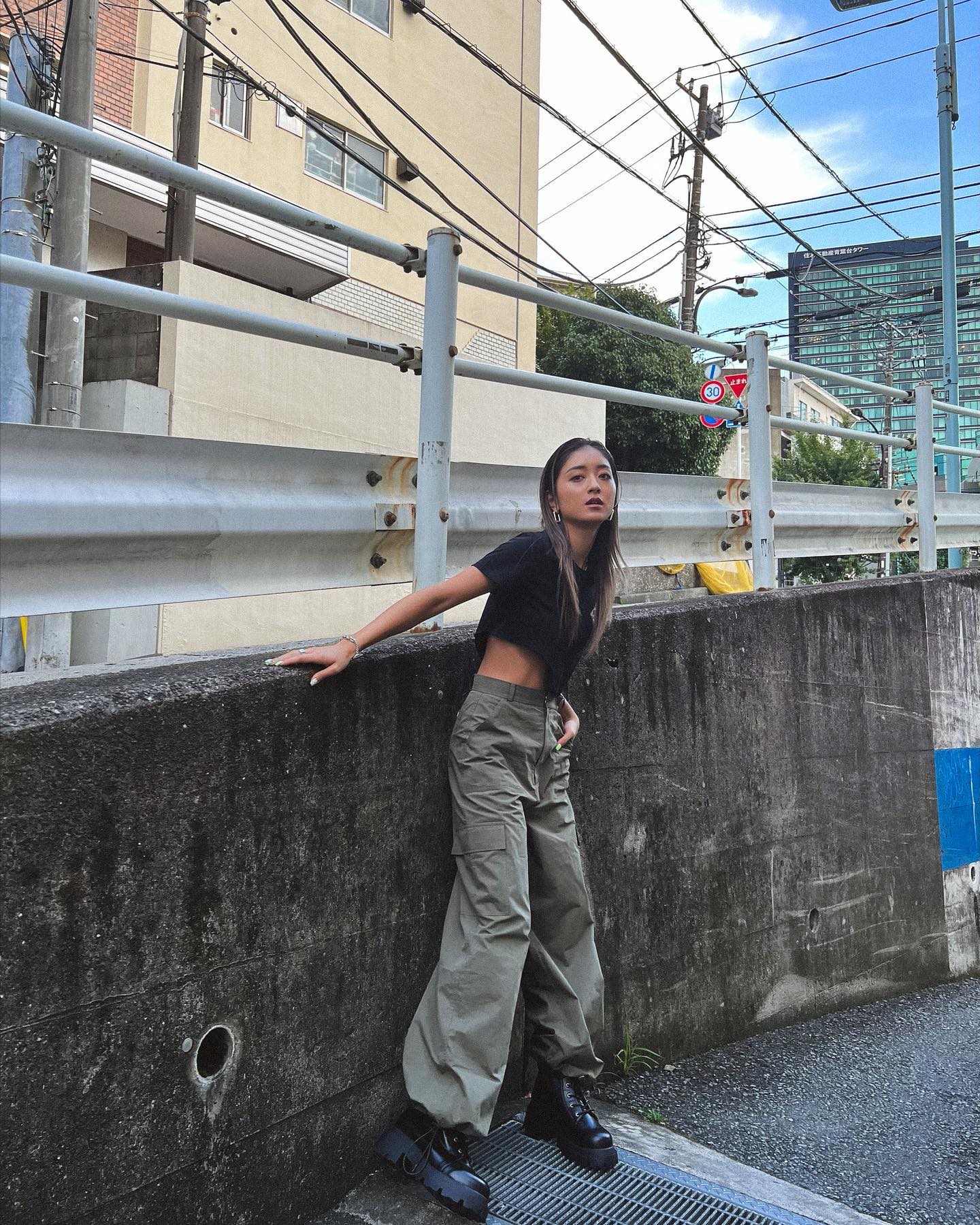 💘みちょぱ、チラ見えの腹筋がすごすぎる…とファン絶賛の全身ショット