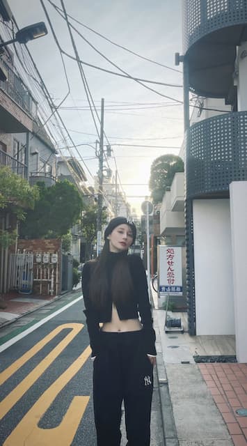 ダレノガレ明美、おへそもあらわなブラックコーデを披露！ファンからは「ウエスト最高」の声