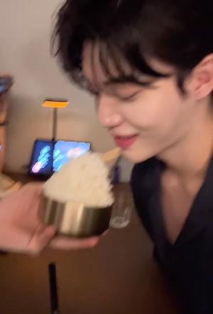 韓国俳優ソンガンに瓜二つ！の俳優！お米にキス!? 犬みたいな食べ方に驚愕...。