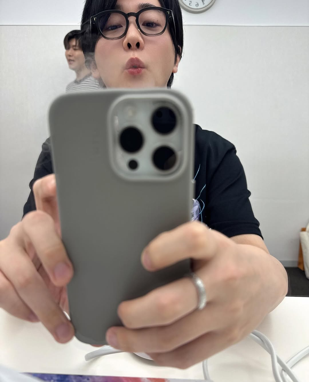 「お口が可愛い」Mrs. GREEN APPLE・大森元貴、楽屋でのかわいらしい表情をファンに公開！